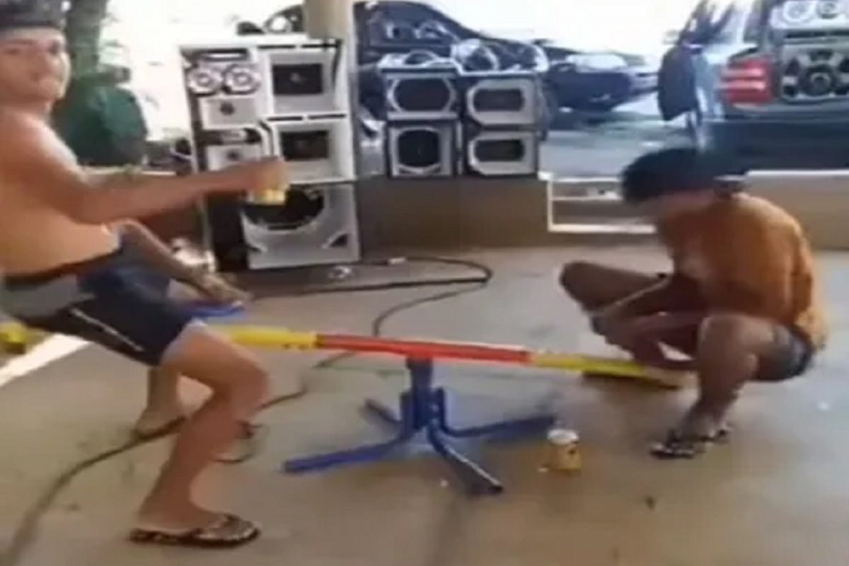 OMG! खेळता खेळता अचानक हवेत उडाला तरुण आणि...; काय घडलं पाहा VIDEO