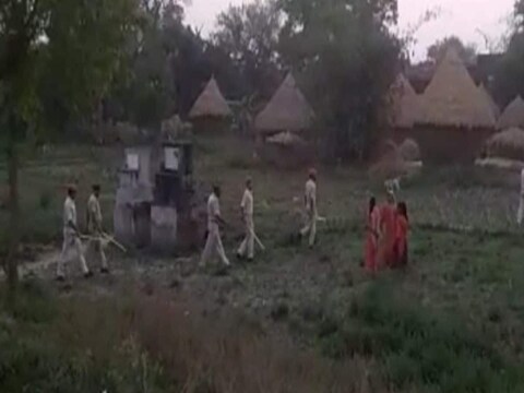 हातगाडी चालकावर अॅसिड टाकून जिवंत जाळल्याचा प्रकार घडला आहे. यात हातगाडी चालकाचा मृत्यू झाला आहे.