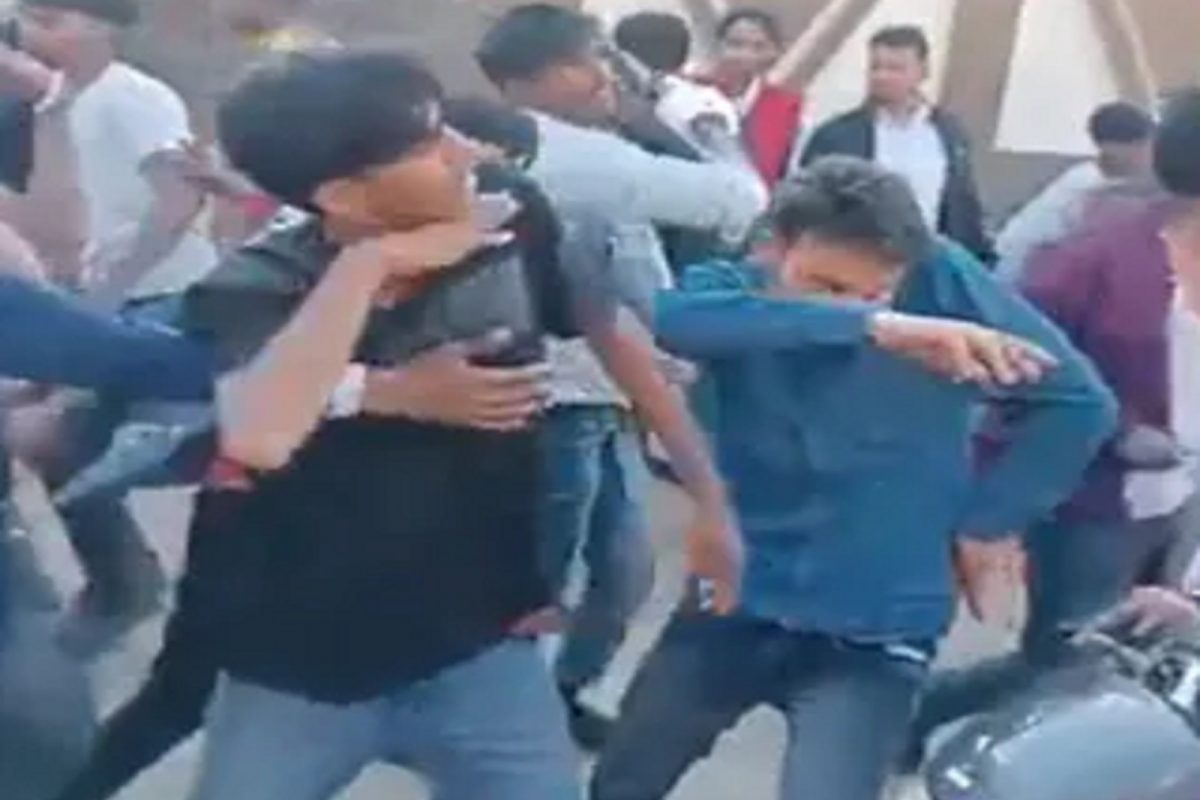 VIDEO - कंबर मोडली, मान लचकली; वरातीत Pushpa च्या Srivalli वर नाचून नाचून वऱ्हाड्यांचे हाल