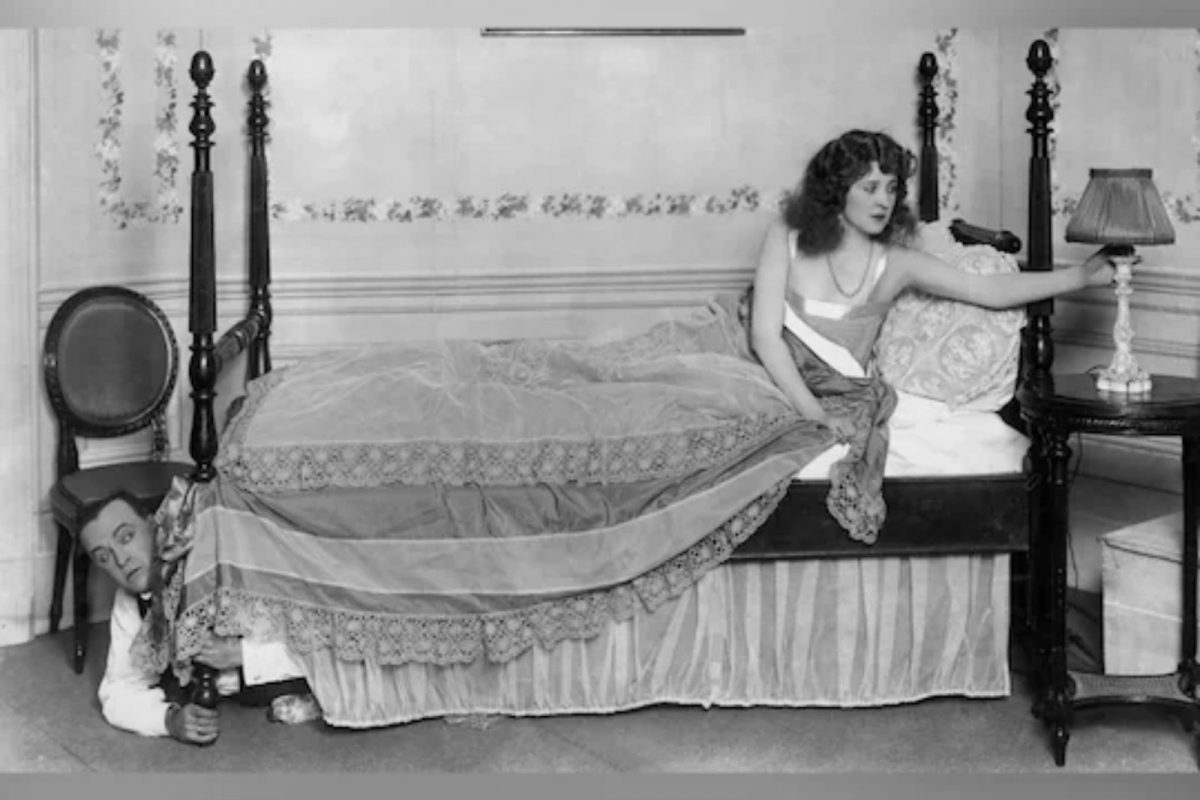 ब्रेकअपनंतर अनेक दिवस गर्लफ्रेंडच्या बेडखालीच थाटलं घर; एका गोष्टीमुळे बिंग फुटलं!