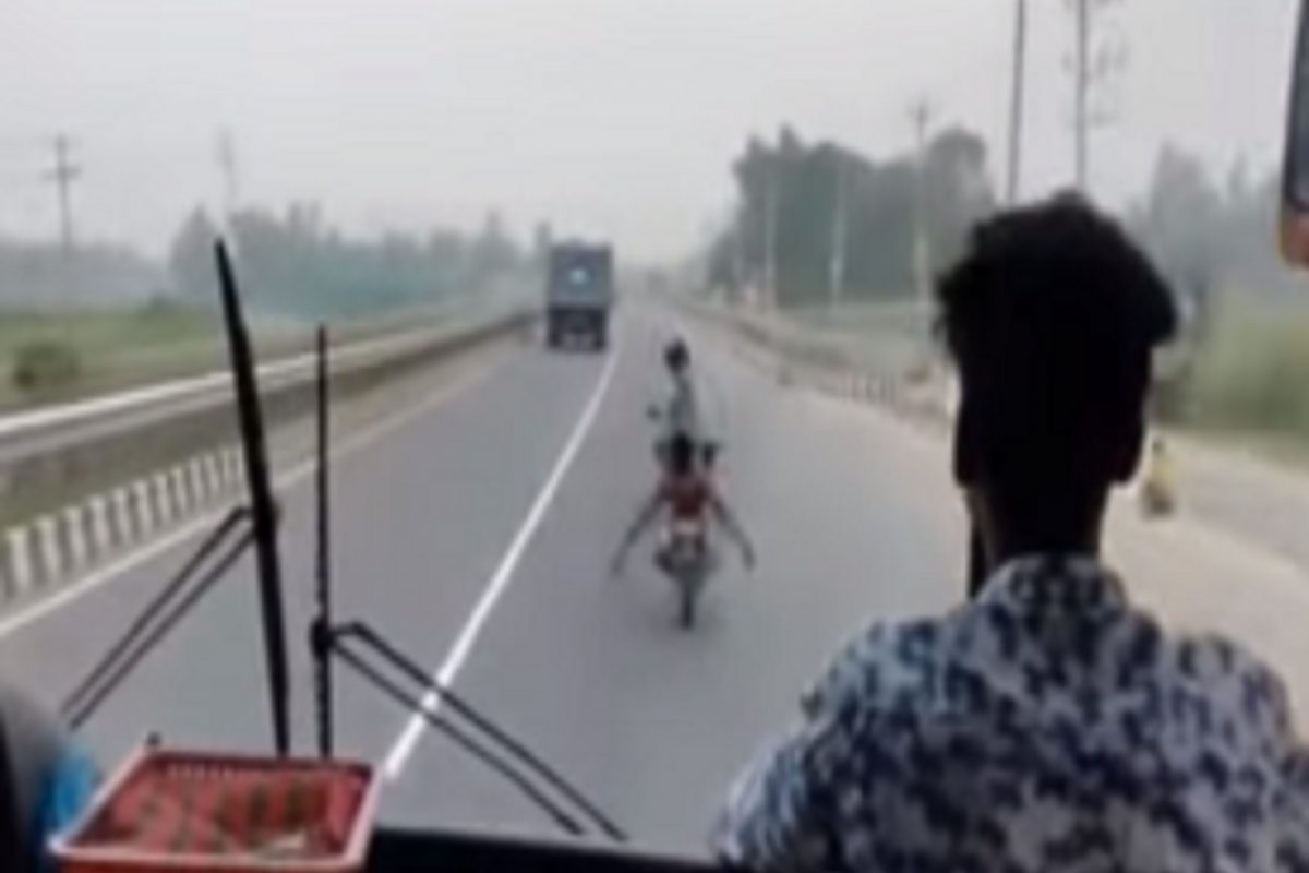 हे भयानक आहे! हायवेवर इतका Dangerous Bike Stunt; धडकी भरवणारा Video