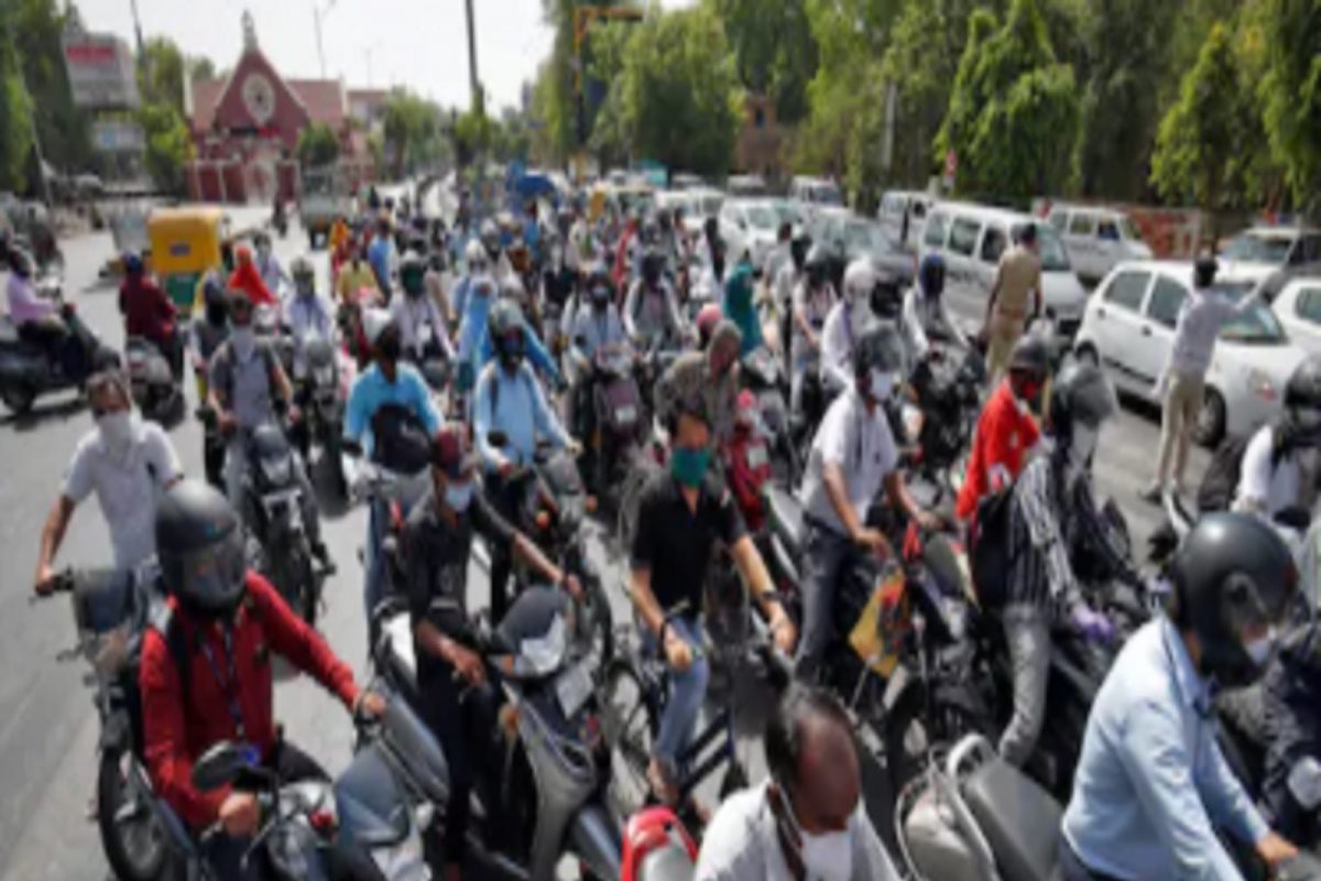 Mumbai: मुंबईत दुचाकीवर मागे बसलेल्यालाही हेल्मेटसक्ती; अन्यथा 500 रुपये दंड आणि 3 महिने लायसन्स रद्द