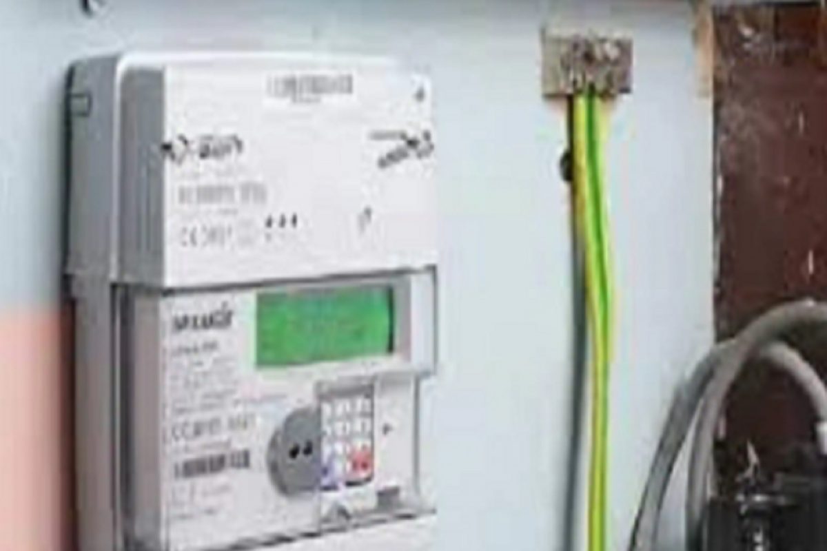 वाढलेल्या वीज बिलाने बजेट बिघडलंय? 'या' सोप्या टिप्स फॉल करा आणि हमखास वीजबिल कमी करा