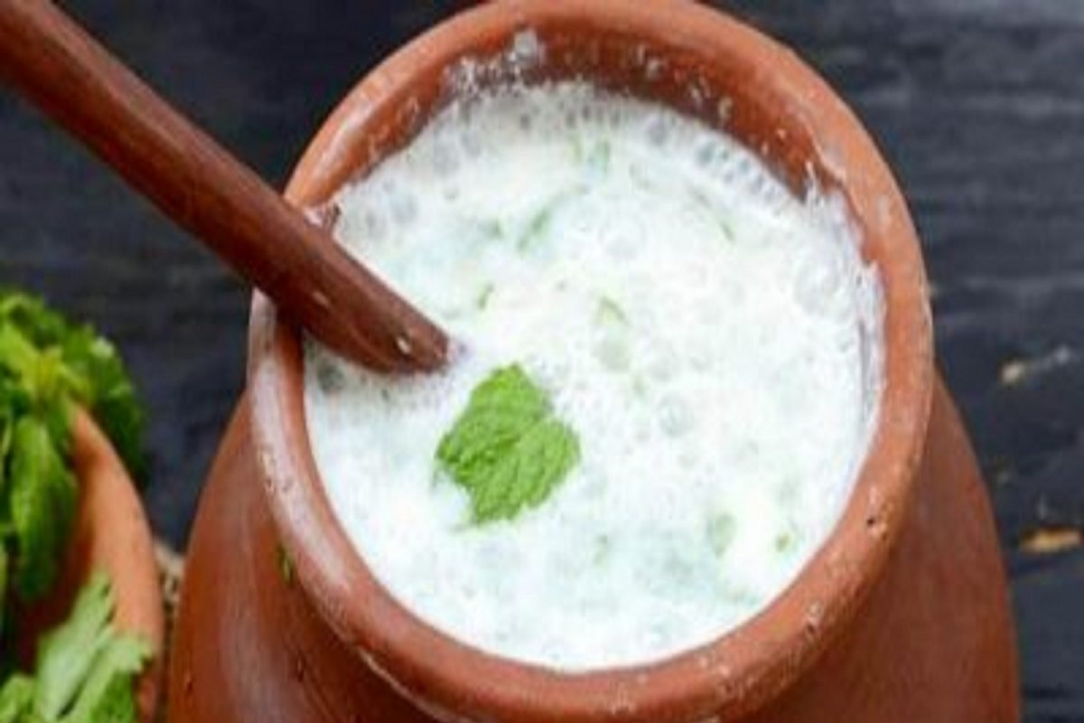 लस्सीमधील पोषक घटक -
लस्सीमध्ये प्रथिने, कार्बोहायड्रेट्स, व्हिटॅमिन ए, व्हिटॅमिन सी आणि फॉलिक अॅसिड मोठ्या प्रमाणात आढळतात. याशिवाय लस्सीमध्ये कॅल्शियम, मॅग्नेशियम, फॉस्फरस, पोटॅशियम आणि झिंक देखील असते. हे सर्व पोषक तत्व आरोग्यासाठी फायदेशीर आहेत.