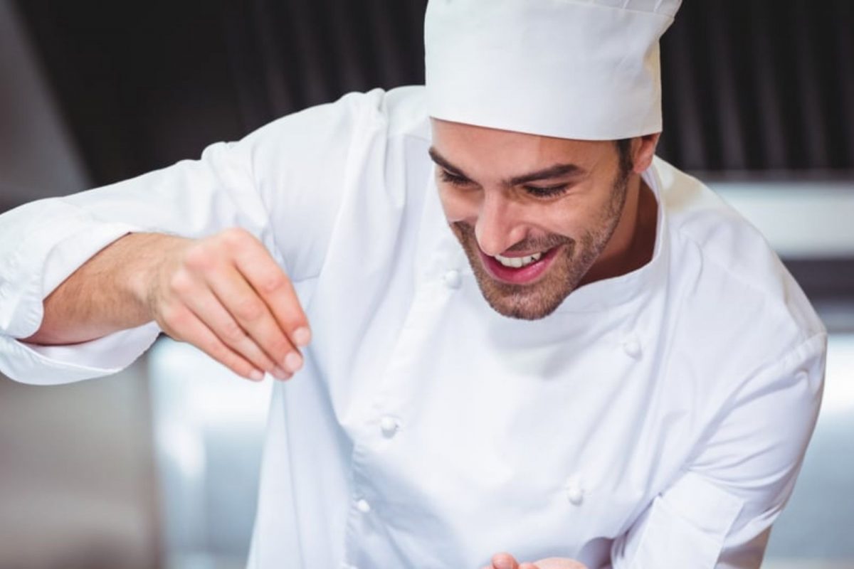 शेफ होण्यासाठी तुम्हाला कामी येणारे कोर्सेस आणि टॉप कॉलेजेस