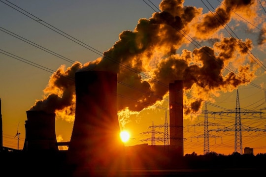 वीज संकटाच्या पार्श्वभूमीवर मोदी सरकारचा मोठा निर्णय; वेळेत कोळसा पोहोचवण्यासाठी 657 प्रवासी गाड्या रद्द