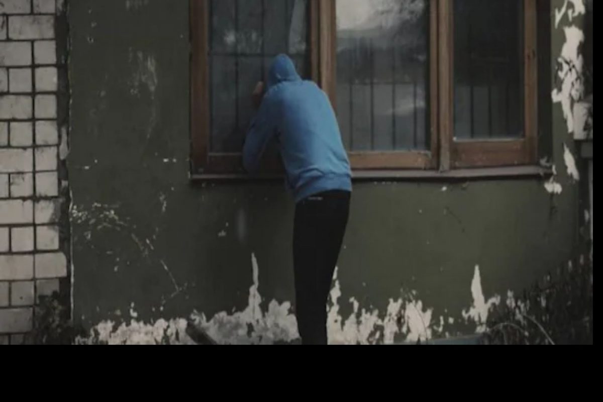 मॉडेलच्या घरात लपून बसला होता माथेफिरू चाहता; फक्त रात्री यायचा बाहेर अन्...