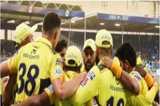 IPL 2022 : धोनीची डोकेदुखी वाढली, स्टार खेळाडूला अजून भारतामध्ये प्रवेश नाही