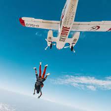 Sky Diving करताना 10 हजार फुटांवर तो झाला बेशुद्ध, पॅराशूटही उघडलं नव्हतं.. आणि मग..