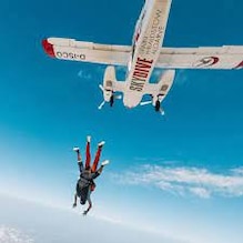 Sky Diving करताना 10 हजार फुटांवर तो झाला बेशुद्ध, पॅराशूटही उघडलं नव्हतं.. मग.. Sky Diving करताना 10 हजार फुटांवर तो झाला बेशुद्ध, पॅराशूटही उघडलं नव्हतं.. मग..