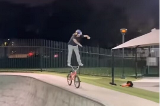 OMG! हँडलवर उभं राहून चालवली सायकल; Cycling Video पाहूनच तोंडात बोटं घालाल