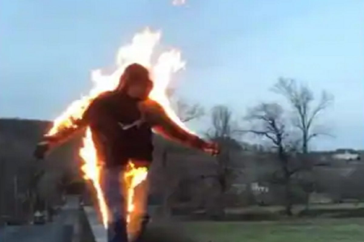 तरुणाने स्वतःच स्वतःला पेटवलं आणि...; VIDEO पाहून अंगावर काटा येईल