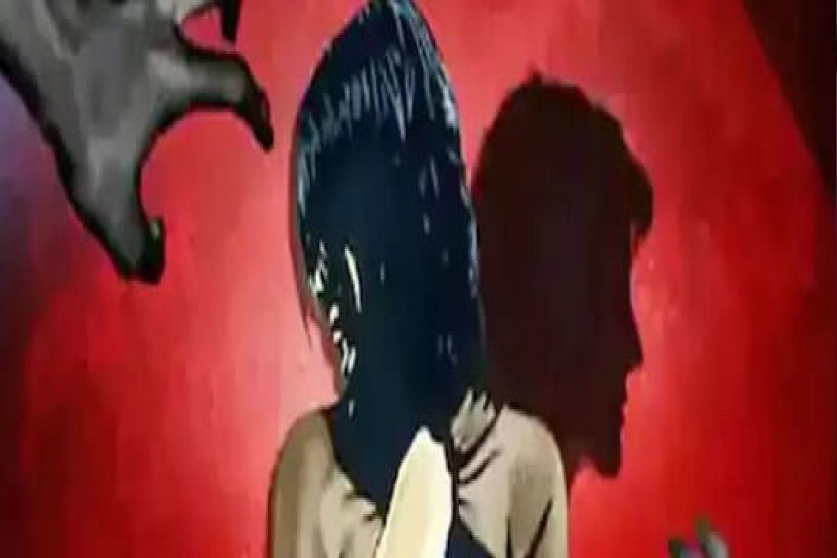 डोळ्यासमोरच पतीने आपल्याच पत्नीवर दोघांना करायला सांगितला बलात्कार, लातूर हादरलं