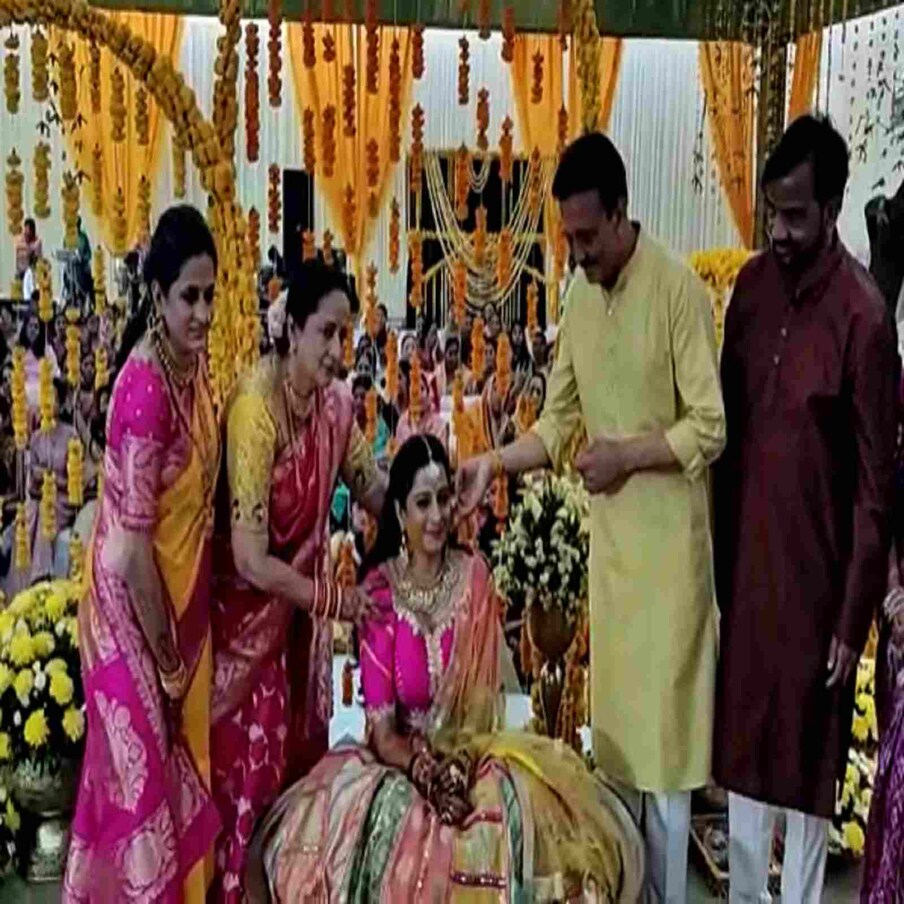या प्रसंगी गिरीश महाजन आणि त्यांच्या पत्नी साधना महाजन यांनी आपल्या कन्येला हळद लावून माता-पित्याचे कर्तव्य बजावले. 