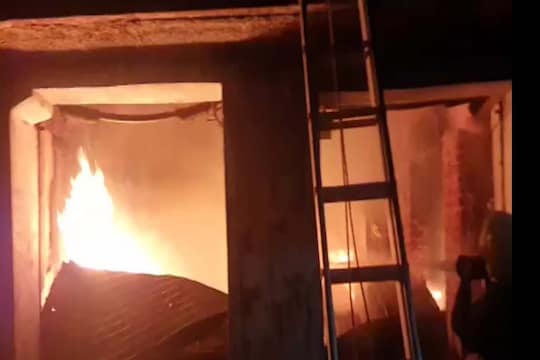 BREAKING : हैदराबादमध्ये लाकडाच्या गोदामाला भीषण आग, 11 जणांचा होरपळून मृत्यू