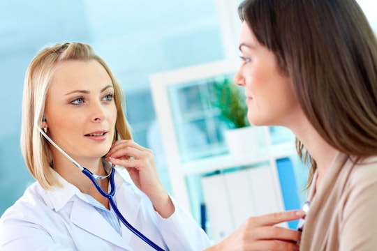 - हात आणि खांद्यामध्ये वेदना आणि अस्वस्थता

- धाप लागणे, श्वास घेण्यास त्रास होणे.