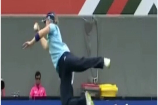 Women's World Cup : इंग्लंडच्या कॅप्टननं घेतला एका हातानं थरारक कॅच, VIDEO पाहून व्हाल थक्क