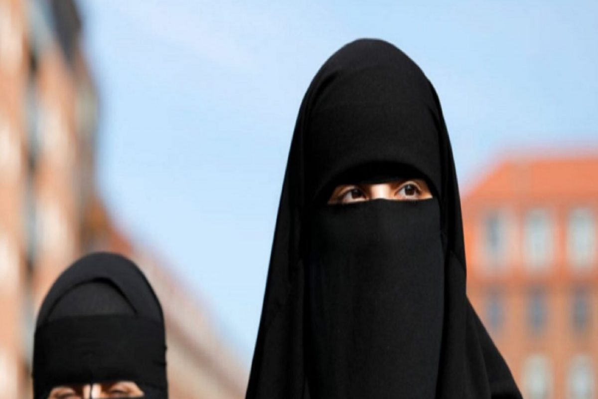 हिंदू मंदिरांच्या परिसरात मुस्लिमांच्या स्टॉलला बंदी, हिजाबनंतर नवा वाद