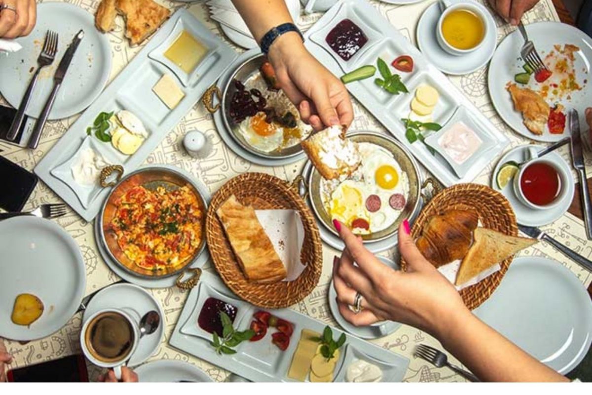 बाहेर जेवायला तर जायचय, पण खिसाही सांभाळायचाय; कसं कराल मॅनेज? जाणून घ्या सोप्या टिप्स