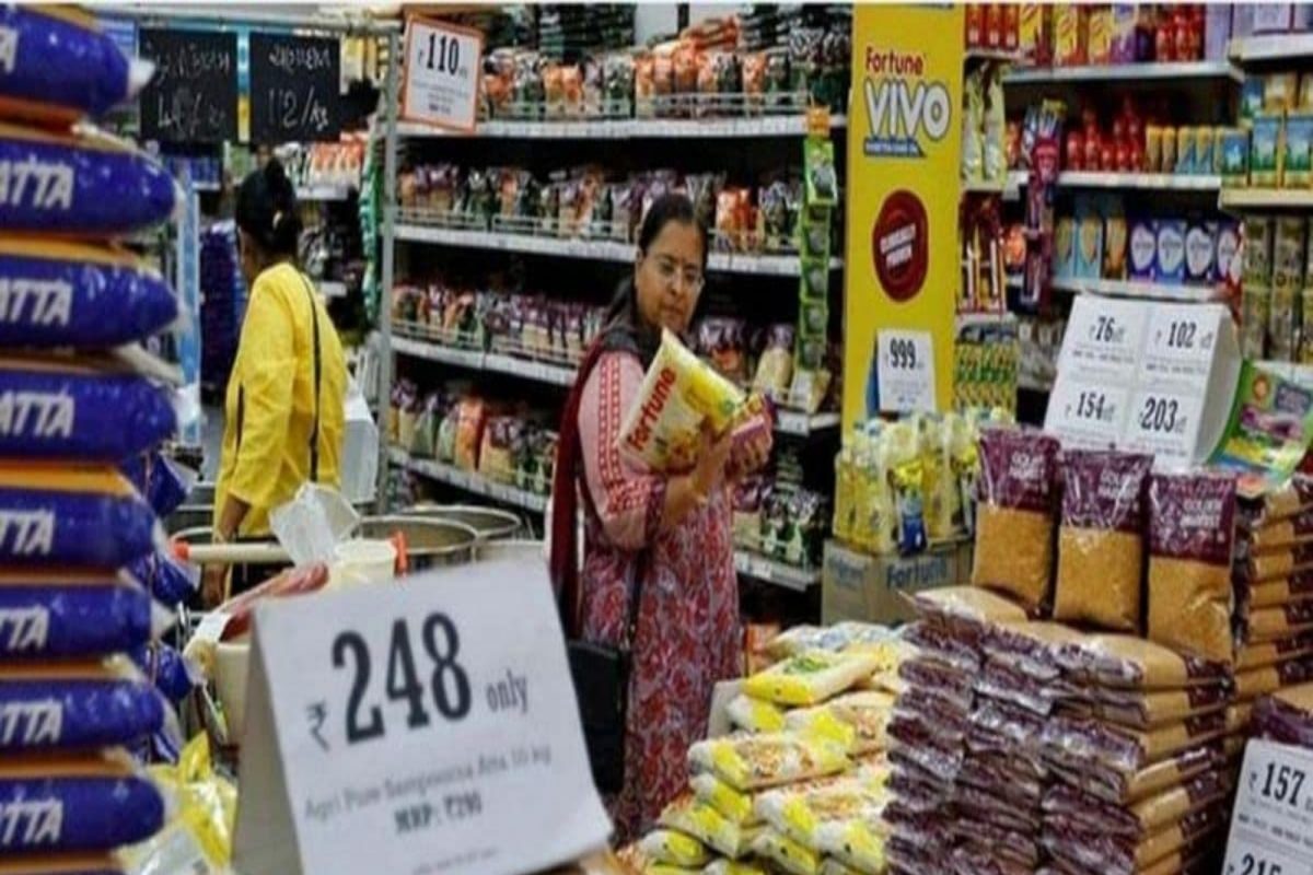 FD मधील पैसेही होणार कमी! महागाई तुमच्या खिशावर कशी मारतेय डल्ला? घरचं बजेट आता नव्याने करावं लागणार