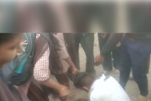 छेड काढायला गेला अन् मिळाला चपलांचा प्रसाद; जळगावात रोड रोडरोमिओला धू-धू धुतला छेड काढायला गेला अन् मिळाला चपलांचा प्रसाद; जळगावात रोड रोडरोमिओला धू-धू धुतला