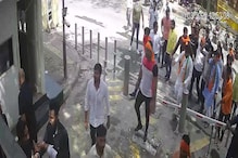 अरविंद केजरीवालांच्या घराबाहेर भाजप कार्यकर्त्यांचा गोंधळ अन् तोडफोड, LIVE VIDEO अरविंद केजरीवालांच्या घराबाहेर भाजप कार्यकर्त्यांचा गोंधळ अन् तोडफोड, LIVE VIDEO
