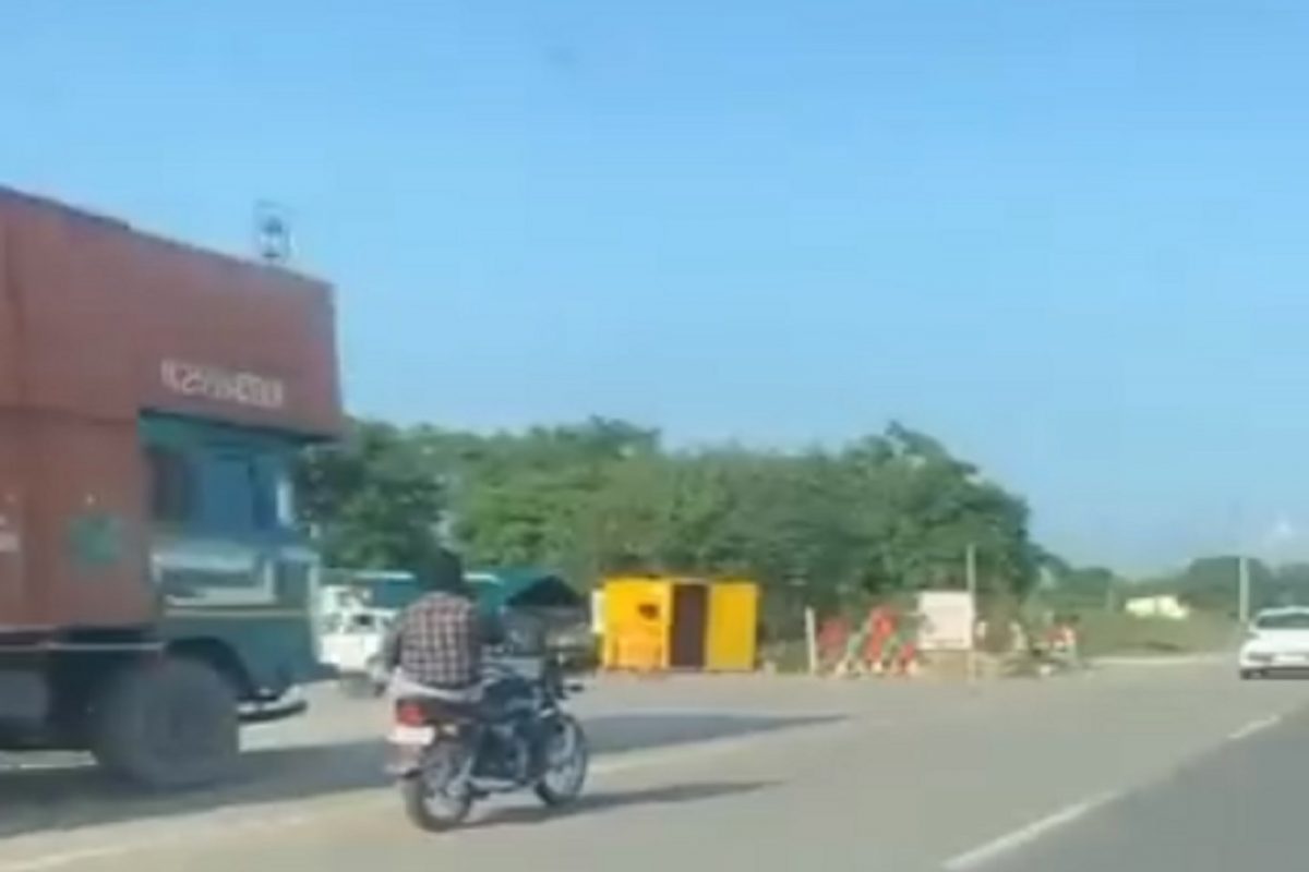 काळजाचा ठोका चुकवेल हे दृश्य; कधीच पाहिला नसेल इतका खतरनाक Bike Stunt Video