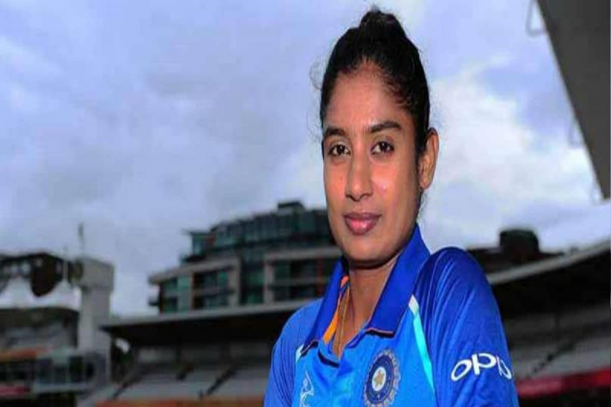 Women's World Cup, IND vs ENG : वर्ल्ड कपच्या तणावातही मितालीनं जपलाय छंद, डग आऊटमधील 'तो' फोटो Viral