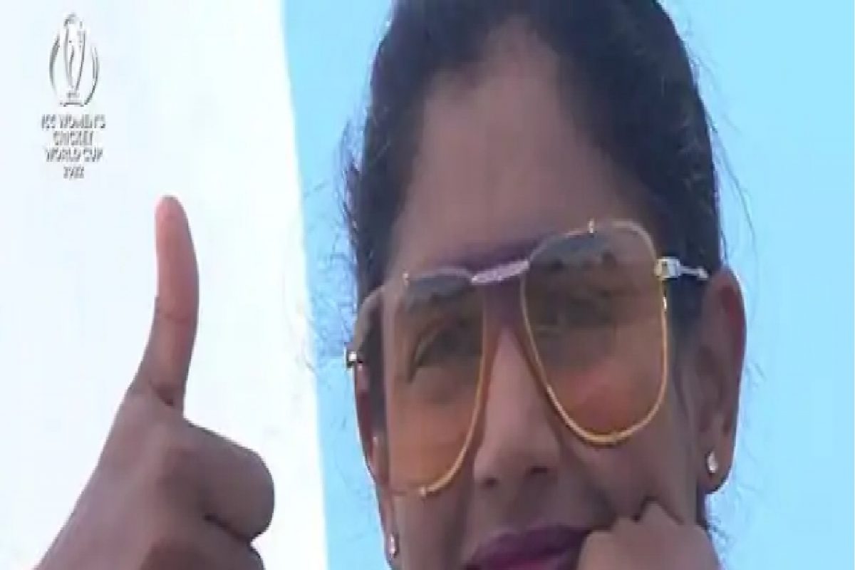 Women's World Cup : इंग्लंडची मॅच पाहण्यासाठी पोहचली मिताली, कॅप्टनचा नवा Look Viral