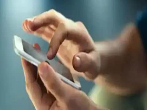 स्मार्टफोन हा सध्या आपल्या आयुष्यातला एक महत्त्वाचा घटक झाला आहे. एक वेळ जेवणाशिवाय राहणं शक्य आहे; मात्र स्मार्टफोनशिवाय (Smartphone) राहणं केवळ अशक्य आहे. अशातच स्मार्टफोन हरवला वा चोरी झाला तर? वाचूनच अंगावर काटा आला ना? मात्र घाबरू नका.