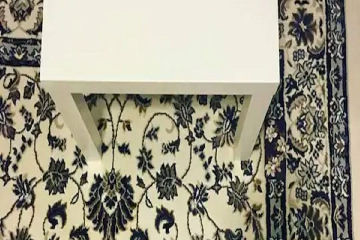 कित्येक जण शोधून शोधून थकले; पाहा तुम्हाला तरी या Photo मध्ये सापडतोय का Mobile