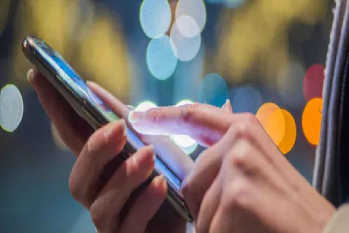 सरकारी कार्यालयात Mobile फोनच्या वापराबाबत सरकारनं घेतला 'हा' मोठा निर्णय