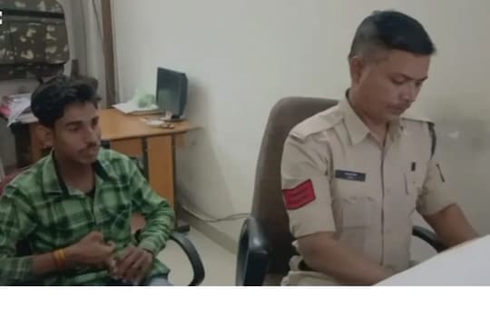 चहाच्या दुकानात काम करणारा निघाला कोट्यधीश; बँक खात्यातून 5 कोटींचा व्यवहार, काय आहे प्रकरण?