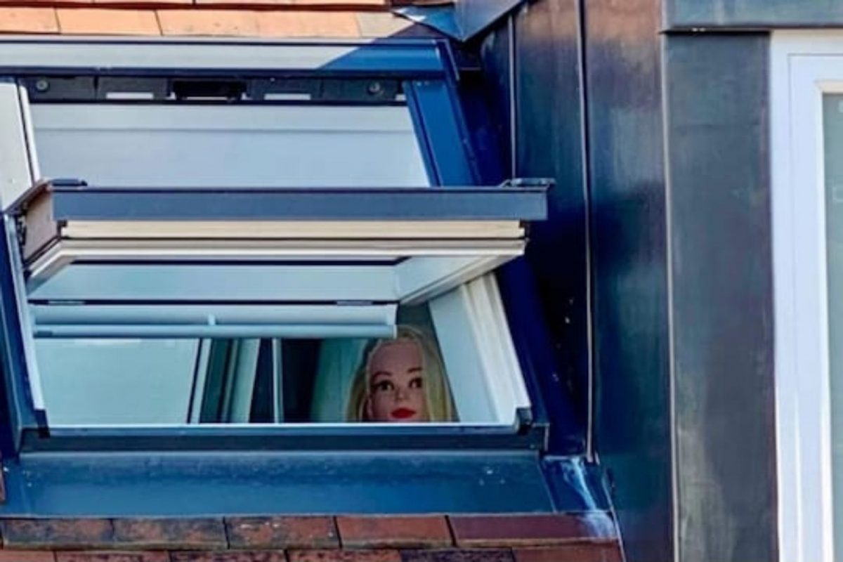 शेजारच्या दाम्पत्यावर लक्ष ठेवण्यासाठी तरुणाचा विचित्र प्रकार; शेवटी घर सोडावं लागलं