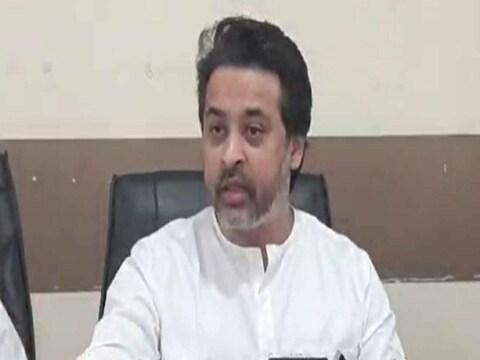 "सगळं प्रकरण पाहता दाऊद इब्राहिम याचा फ्रंटमॅन नवाब मलिक असू शकतात, अशी शंका वाटते", असा गंभीर आरोप निलेश राणे यांनी केला आहे.