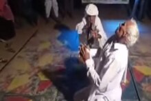 VIDEO - पुंगी वाजताच 2 वृद्धांच्या अंगात संचारलं; पाहता पाहता आजोबा बनले 'नागिण'