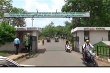 Shocking! पॅरासिटामॉल गोळ्यांचा ओव्हरडोज; वर्ध्यात तरुणाचा उपचारादरम्यान मृत्यू Shocking! पॅरासिटामॉल गोळ्यांचा ओव्हरडोज; वर्ध्यात तरुणाचा उपचारादरम्यान मृत्यू