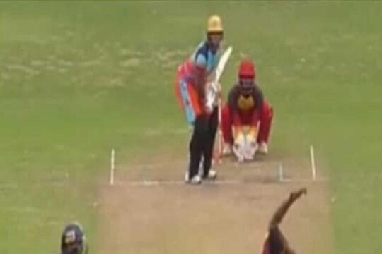 IPL 2022 आधी मुंबईच्या फास्ट बॉलरवर ऑफ स्पिनर व्हायची वेळ, आता रोहित काय करणार?