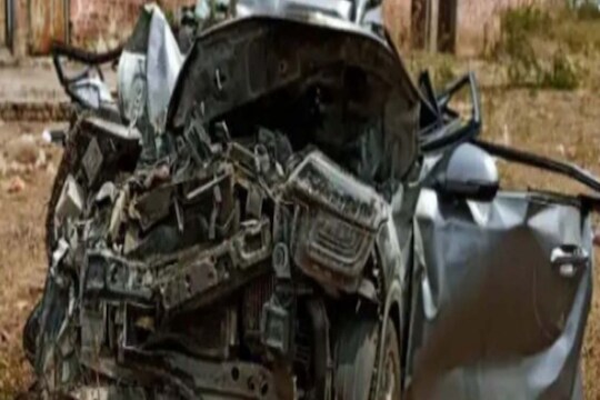 इंदापूर हद्दीत आल्यानंतर मार्गावर गतीरोधक आला होता. त्यामुळे कुलकर्णी यांनी आपल्या गाडीचा वेग कमी केला