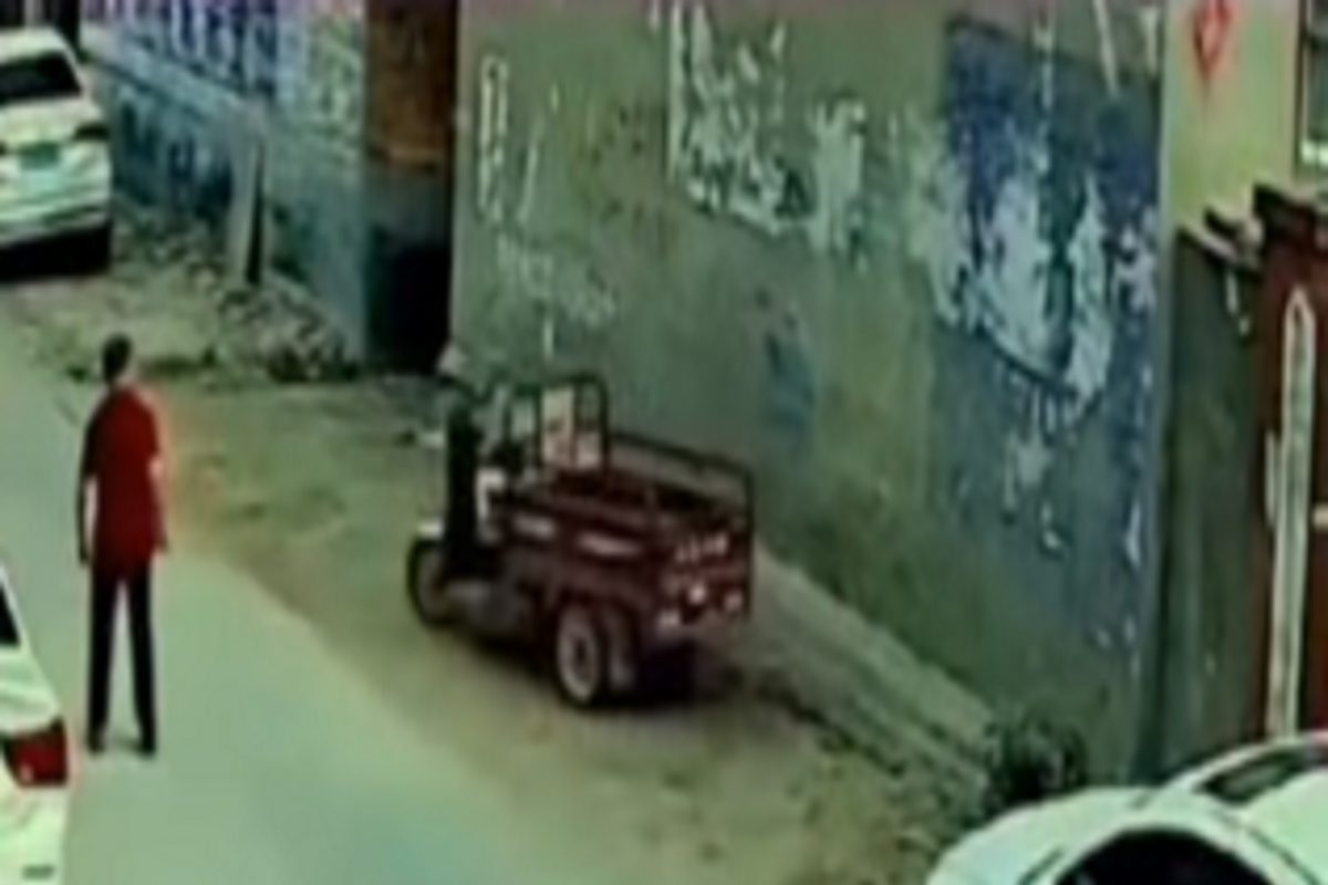 कसं शक्य आहे? ड्रायव्हरशिवायच चालू लागली Rickshaw; विश्वास बसत नसेल तर पाहा हा VIDEO