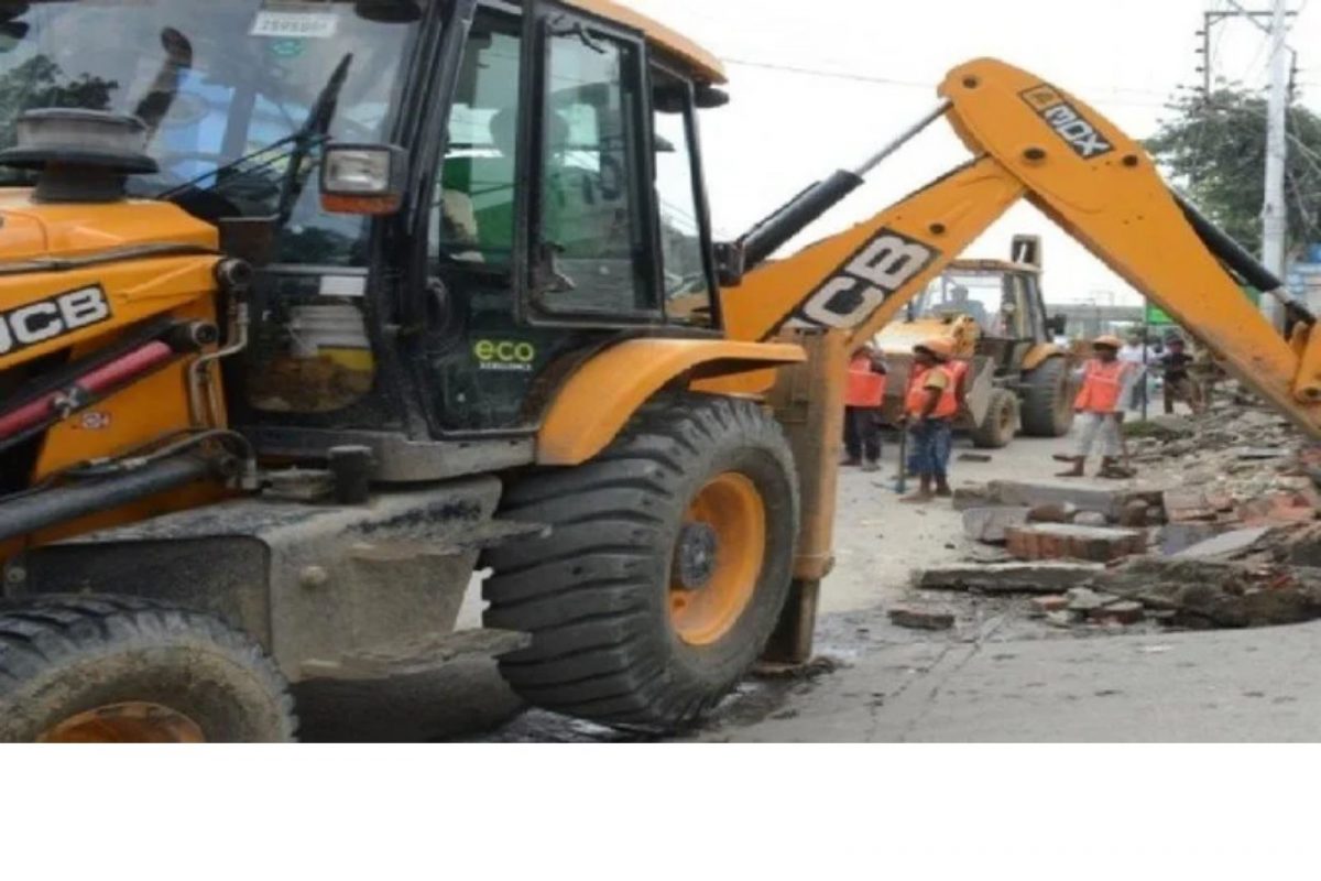 पत्नीला आवडल्या नाहीत सलूनमधील सेवा; पतीने बुलडोजर बोलावलं, पैशांच्या बदल्यात कानाखाली लगावली!