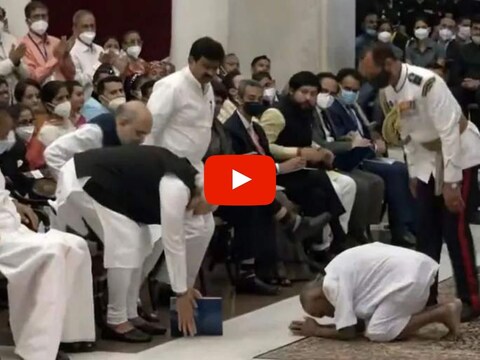 भारताचे राष्ट्रपती रामनाथ कोविंद यांनी काल अनेकांना पद्मश्री पुरस्कार देऊन त्यांचा सन्मान केला आहे. या पुरस्कार प्रदान सोहळ्यात वाराणसीचे योगगुरू 126 वर्षीय स्वामी शिवानंद (Swami Shivanand) देखील अनवाणी पायाने पोहोचले होते. 