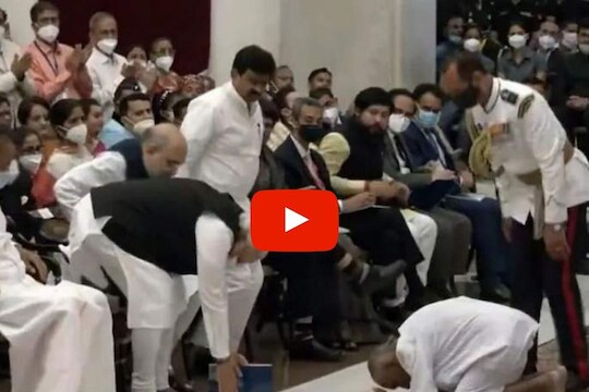 पद्म पुरस्कार घेण्यासाठी आलेले 126 वर्षीय स्वामी शिवानंद PM मोदींसमोर नतमस्तक; मन भारावून टाकणारा VIDEO