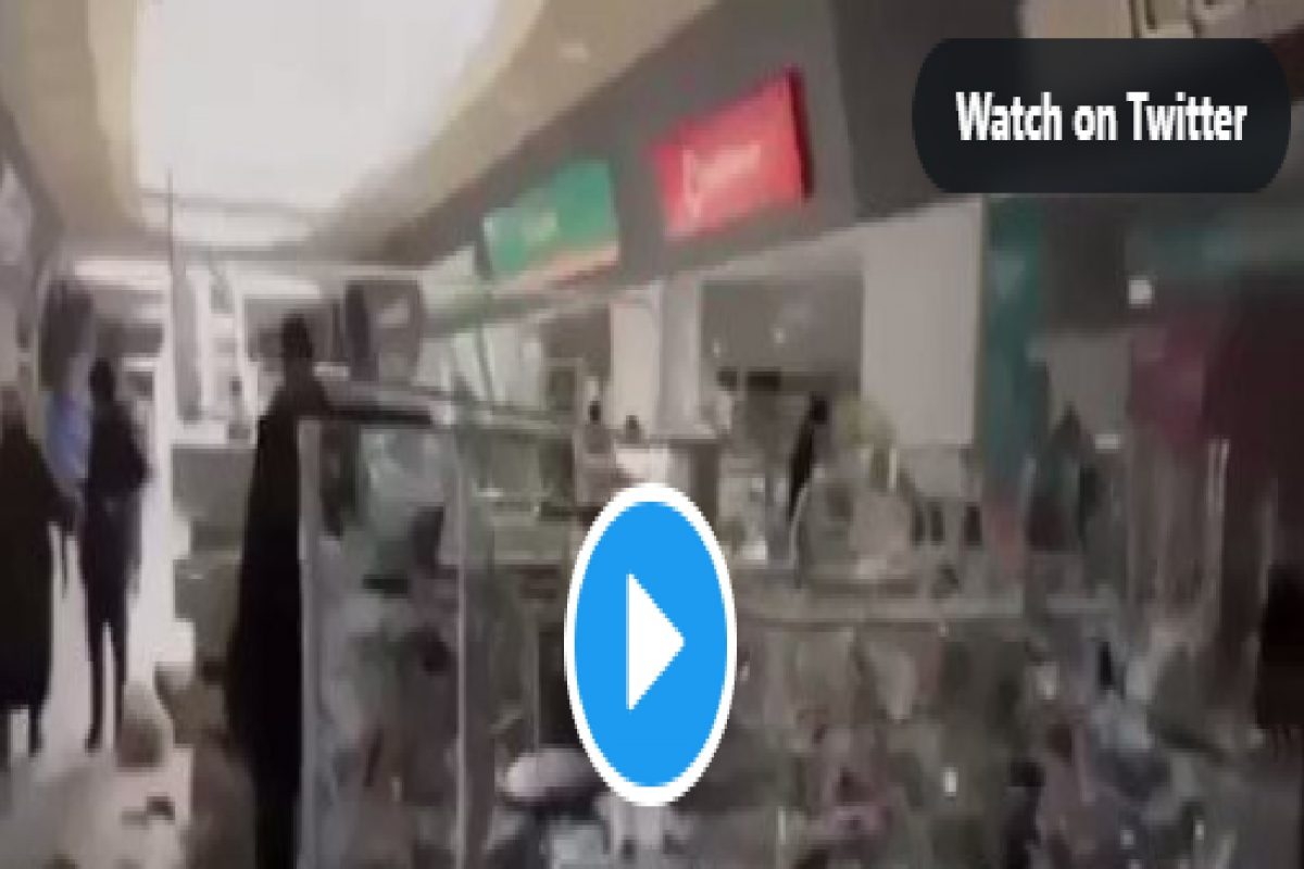 युक्रेनमध्ये शॉपिंग सेंटर लुटताना दिसले सामान्य नागरिक, लूटमार कॅमेऱ्यात कैद; Watch Video