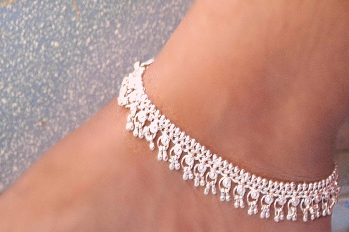 ज्वेलर्सकडे पॉलिशला देण्याची गरज नाही; घरच्या घरी तुम्हीच चमकवा काळी पडलेली Silver jewellery