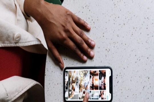 Smartphone मधून डिलीट केल्यानंतर स्टोर राहतात Photo, असा होऊ शकतो चुकीचा वापर