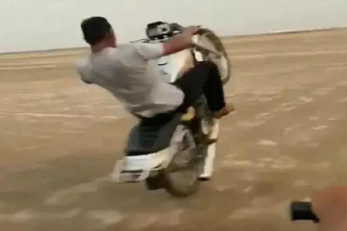 विनाहेल्मेट एका चाकावर ड्रायव्हिंग करताना तोल गेला आणि...; BIKE STUNT VIDEO पाहून भरेल धडकी