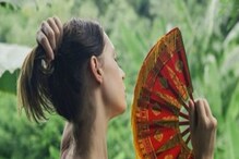घाम आल्यानं सगळा मेकअप फिसकटतो? तयार होताना या आयडिया वापरा घाम आल्यानं सगळा मेकअप फिसकटतो? तयार होताना या आयडिया वापरा