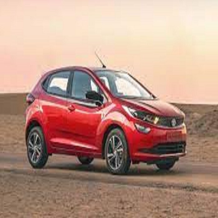 Tata Altroz - टाटा अल्ट्रोज एक प्रीमियम हॅचबॅक कार आहे. याला ग्लोबल NCAP वर क्रॅश टेस्टिंगदरम्यान अडल्टसाठी 5 स्टार रेटिंग मिळालं, तर लहान मुलांसाठी 3 स्टार रेटिंग देण्यात आलं. टाटा अल्ट्रोज प्रीमियम हॅचबॅक कार आहे.