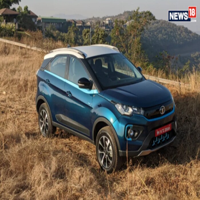 Tata Nexon - सेफ्टीच्या दृष्टीने टॉप 5 मध्ये टाटाची ही तिसरी कार आहे. अडल्ट सेफ्टी रेटिंगमध्ये कारला 5 स्टार रेटिंग आहे. तर चाइल्ड सेफ्टीसाठी 3 रेटिंग मिळालं आहे. Nexon मध्ये ड्युअल फ्रंट एयरबॅग्स मिळतात.